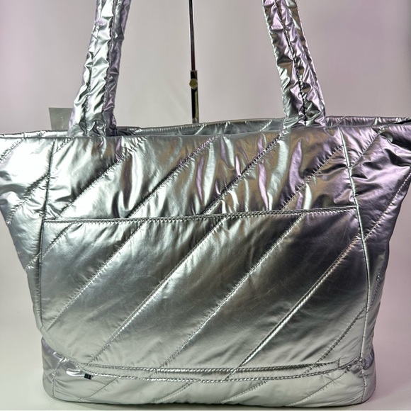 NEW Women’s On 34th St XL Metallic Silver Quilted Tote Bag - Picture 3 of 7